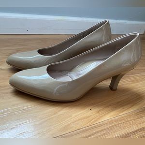 Tan / cream patent leather BeautiFeel heels